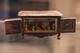<center>Exposition de crèches en 2017.</center>Henri Valentini. Datation inconnue. Crèche dans un petit meuble. 6 x 11 x 5,9 cm.