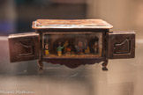 Henri Valentini. Datation inconnue. Crèche dans un petit meuble. 6 x 11 x 5,9 cm.