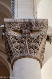 <center>Eglise de Sainte Marguerite.</center>Chapiteau du bas-côté droit, en partant de l'entrée vers l'abside. Tous les chapiteaux sont différents et imitent le style roman. ils présentent des motifs d'animaux fantastiques ou de végétaux stylisés.
