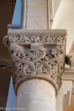 <center>Eglise de Sainte Marguerite.</center>Chapiteau du bas-côté droit, en partant de l'entrée vers l'abside. Tous les chapiteaux sont différents et imitent le style roman. ils présentent des motifs d'animaux fantastiques ou de végétaux stylisés.